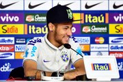 Neymar dá fora em jornalista após pergunta sobre alegria da seleção