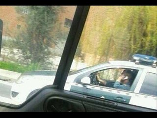pillan a un guardia civil hablando con el teléfono móvil