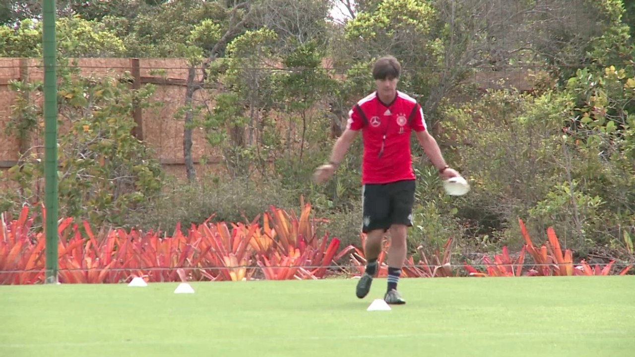 Löw nimmt Mesut Özil in Schutz