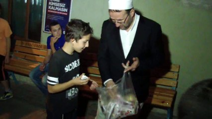 PAŞABAYIR CAMİİNDE TERAVİH SONRASI DONDURMA İKRAMI GELENEĞİ DEVAM EDİYOR