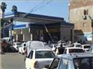 عودة أزمة الوقود مع تصميم الحكومة على رفع الأسعار