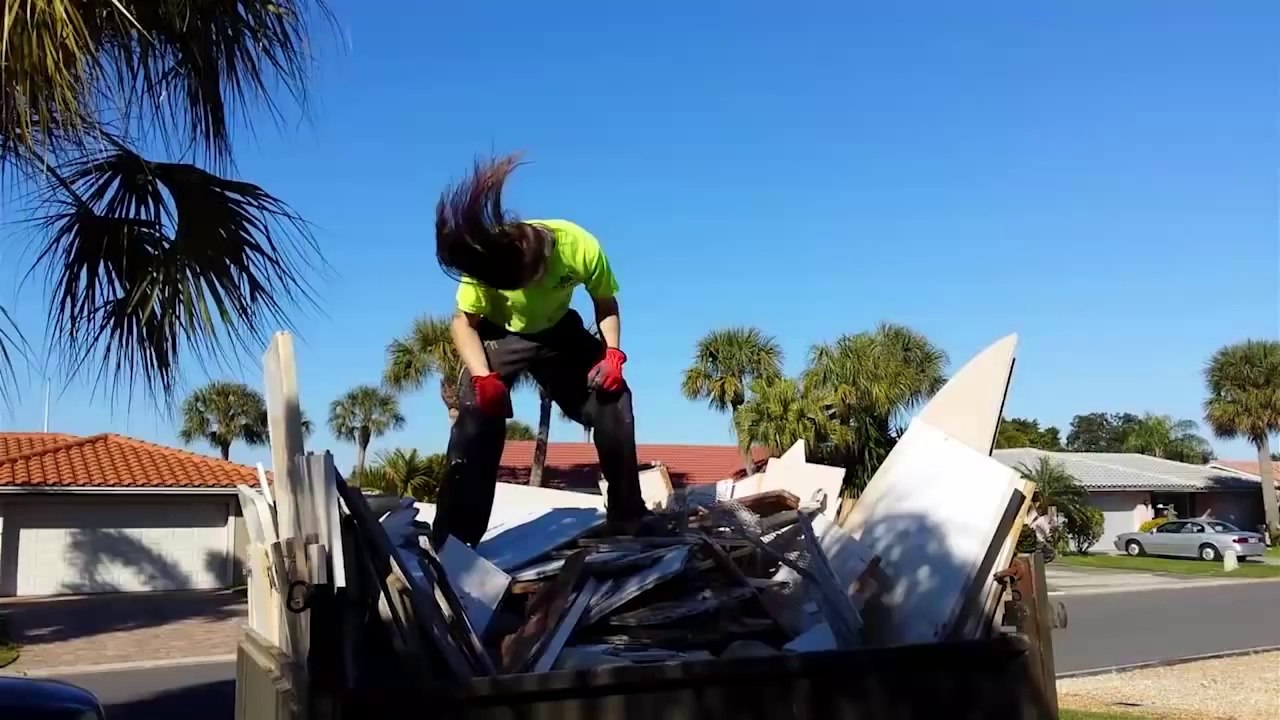 Détruire une maison en dansant sur du Death Metal!!!!! En mode Bourrin....