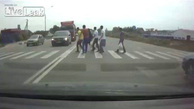 Speeding trucker fails to stop at pedestrian crossing and nearly wipes out 6 people