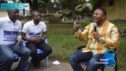 Le pasteur Kiziamina se déchaîne devant la caméra et éventre le boa