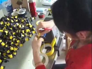 Une ouvrière chinoise impressionnante de rapidité