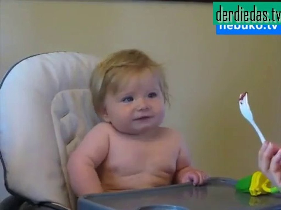 Erste Himbeere. Baby bekommt Himbeeren zum Essen. Einfach nur süß