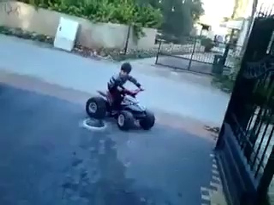 Il est trop chaud ce petit avec son quad electrique
