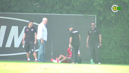 Susto! Alan Kardec sai mancando de treino