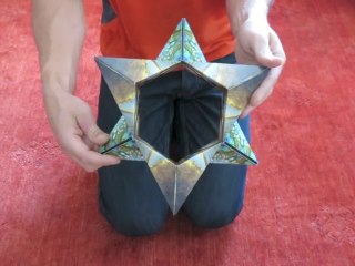 Download Video: Cube magique! Oeuvre d'art qui peut prendre toutes les formes