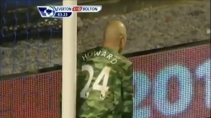 Le gardien Tim Howard met un but depuis sa cage! Merci au vent qui aide bien!