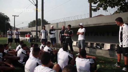 Robinho visita meninos da Vila e dá conselhos aos jovens