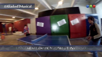 Aliados en Rex – Los Aliados juegan ping pong