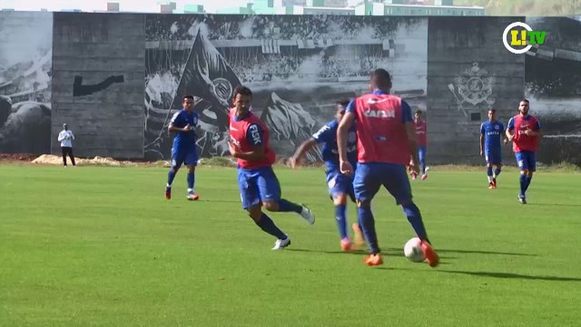 Já vai? Renato Augusto dá lindo chapéu em Petros