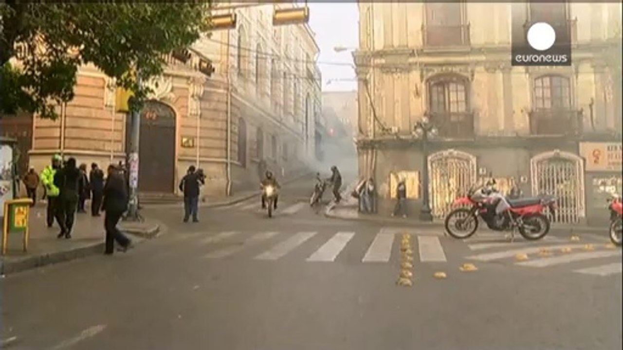 Bolivia, poliziotti in agitazione, chiedono aumenti