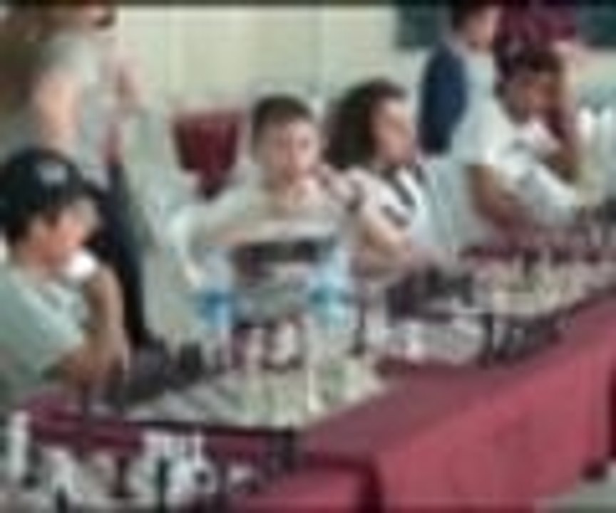 Aynı anda satranç oynadığı 15 kişiyi mat etti