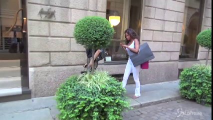 Una sexy Fanny fa shopping con un’amica in via Montenapoleone a Milano