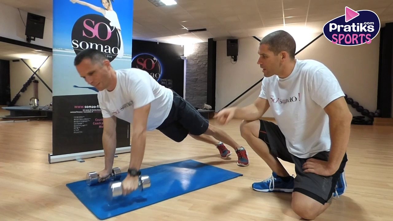 Comment bien faire des pompes avec rotation sur des haltères