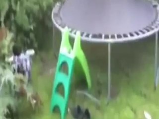 Superbe chute de trampoline