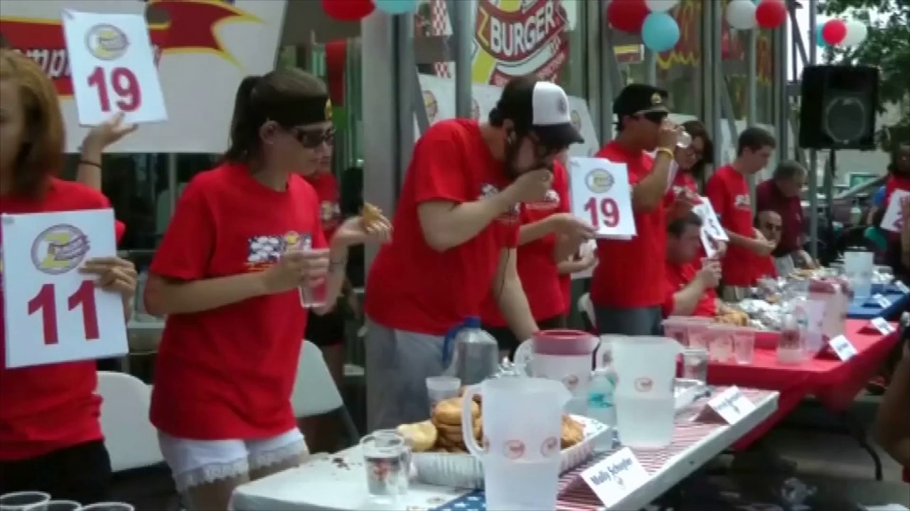 Elle mange 26 hamburgers en 10 minutes