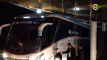 Em Brasília, ônibus da Argentina 'entala' no estacionamento