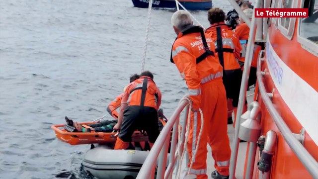 Audierne (29). SNSM : exercice sur le phare de la Vieille