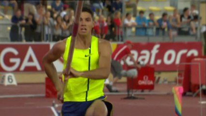 Pole vaulter Thiago Braz misses the mat