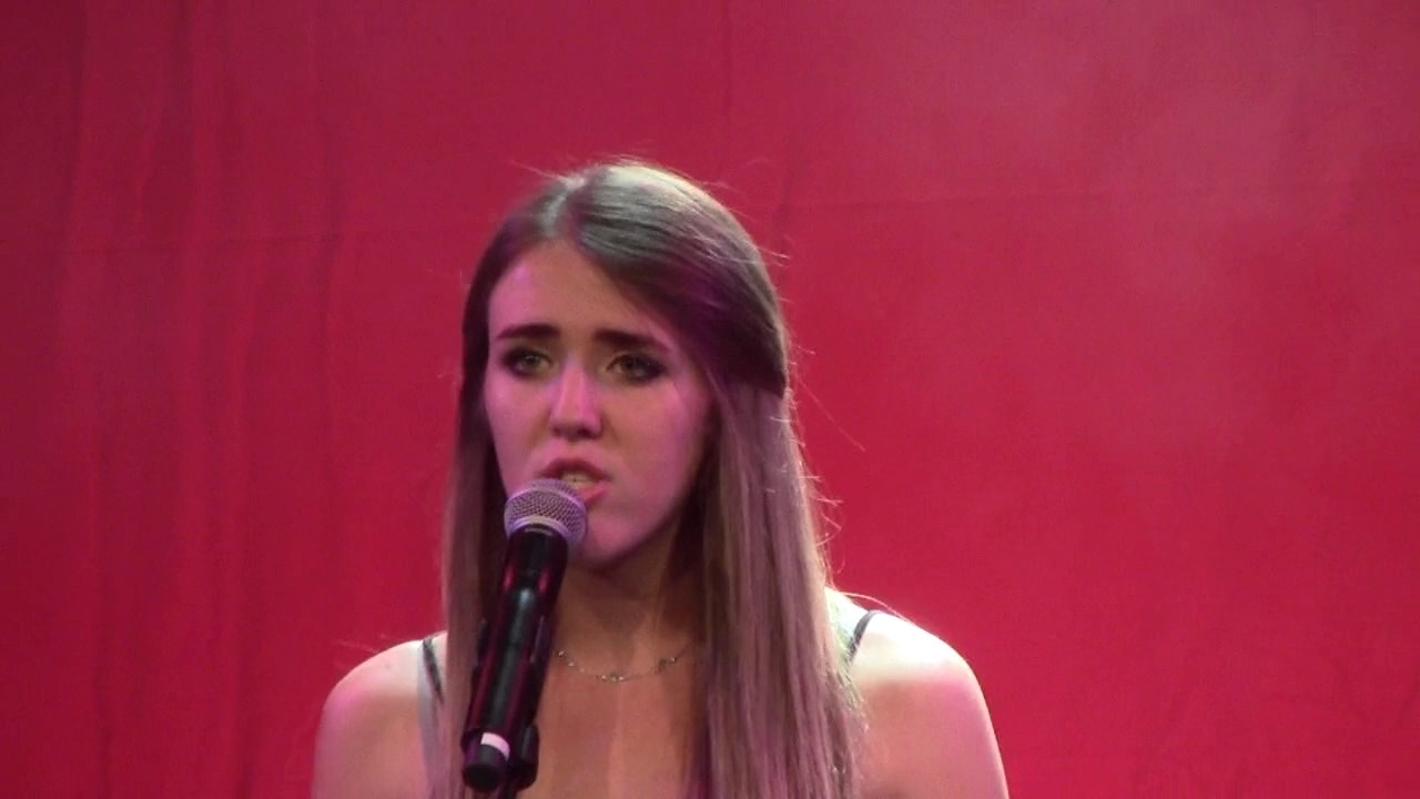 Dorine chante " Les souliers verts "