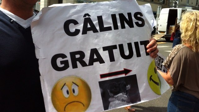 Des câlins offerts aux passants