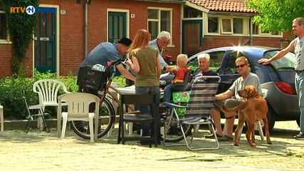 Buurttafel mag van wijkagent niet op parkeerplaats - RTV Noord