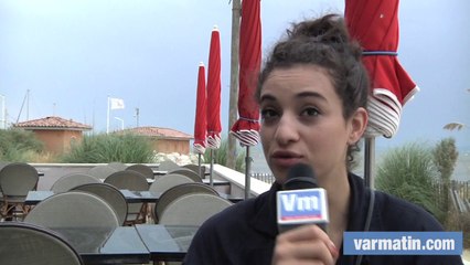 Camélia Jordana contre vent et marées sur la plage de Miramar