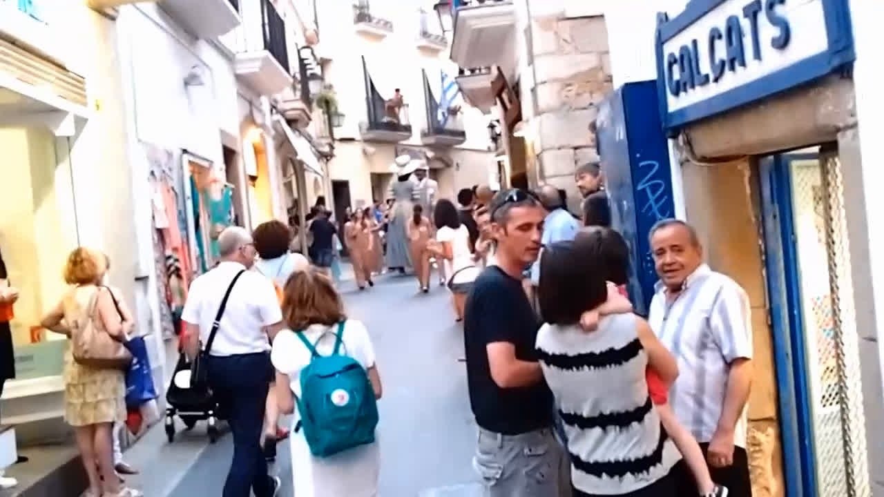 fiesta por las calles en le corpus de Sitges