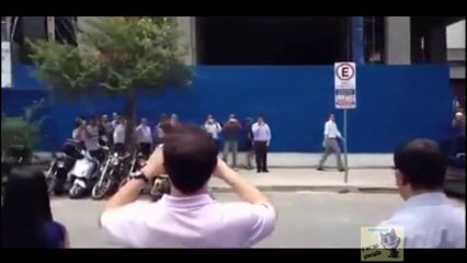 Mujer destroza coche a martillazos.