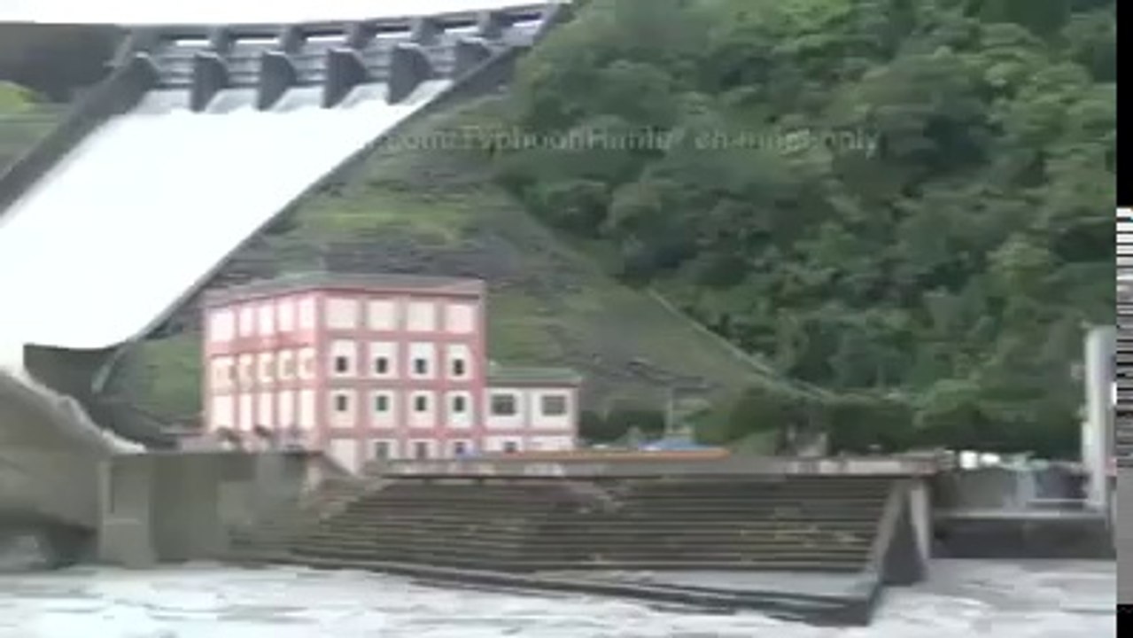 அணைக்கட்டு வழியாக நீர் வெளியேறும் அற்புதமான காட்சி..