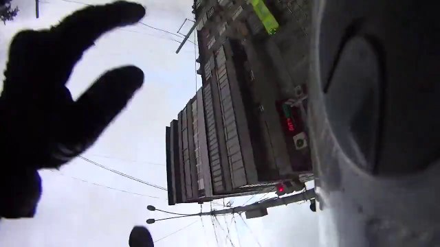 So impressive and violent crash : biker destroyed by a car on a red light!