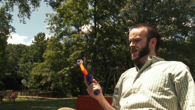 Baston de jouets entre 2 papas encore gamins dans leur tête! Hilarant...