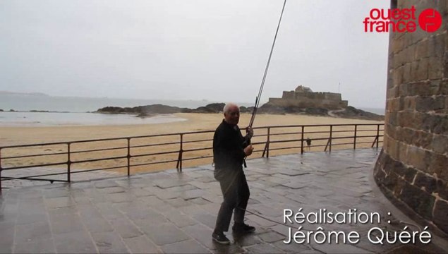 Défi : le maire de Saint-Malo descend les remparts en rappel