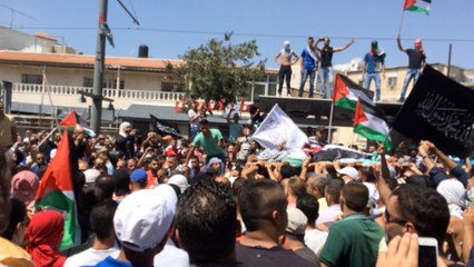 Thousands mourn at Palestinian teen&apos;s funeral