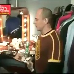 Şakayı yapan kadına yumruğu çakan adam.