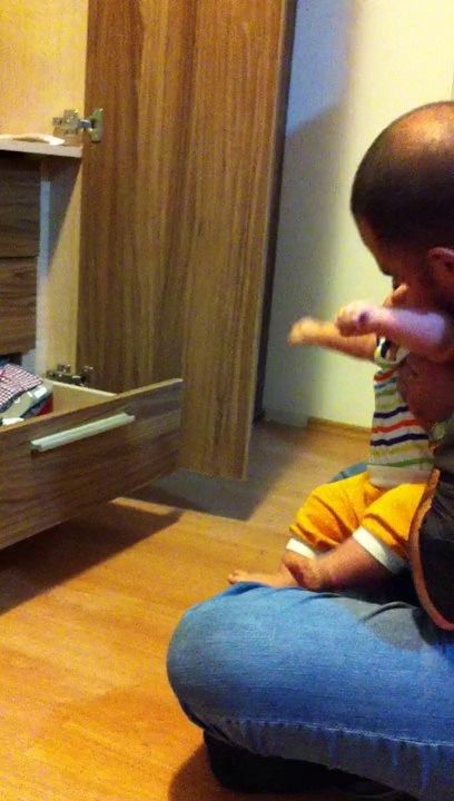 Ewan se met debout tout seul ! (à 7 mois & 3 semaines)