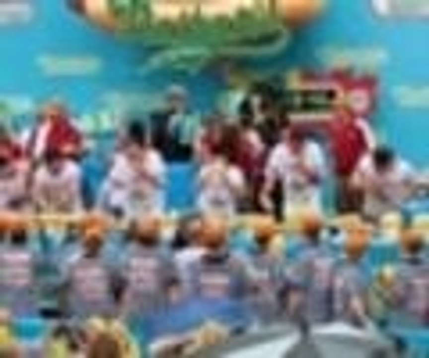 Önce evlilik teklifi yaptı, sonra 10 dakikada 61 sosisli yedi