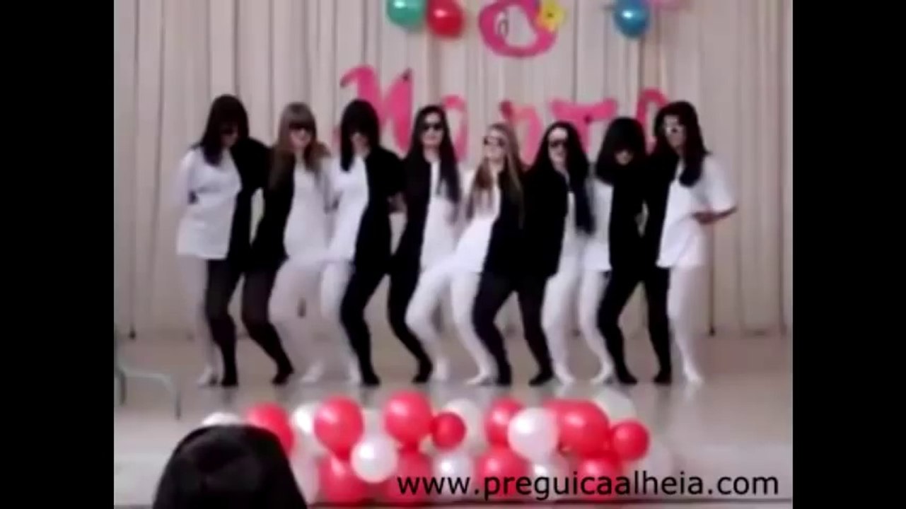 8 Mädchen tanzen ganz verblüffend