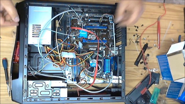 Montage d'un ordinateur fixe à partir de pièces détachées étape 12 le disque dur