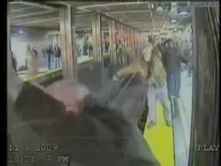 Une femme bourrée tombe sur une voie de métro