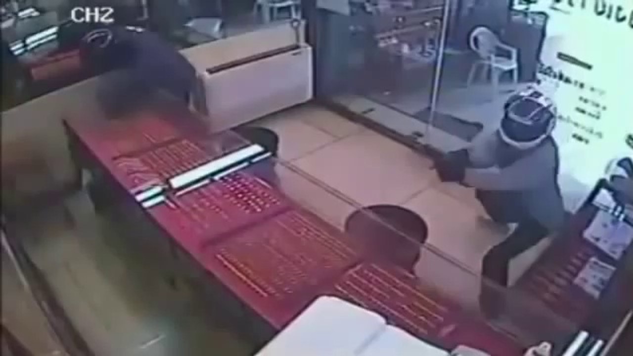 Braquage: Un voleur continue de voler sous une pluie de balles