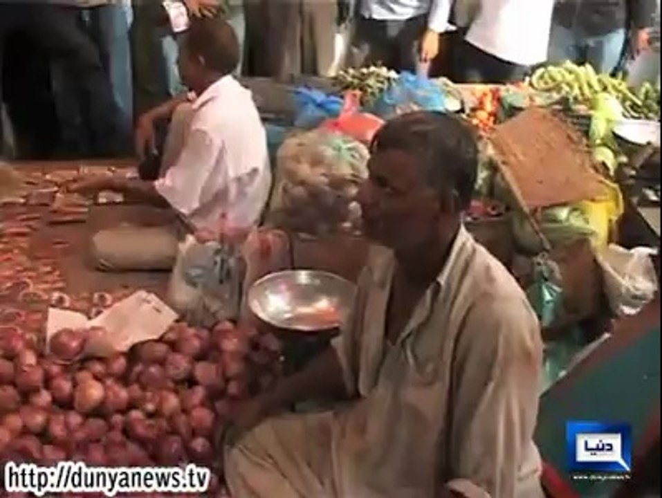 Pyal and Fozia giving Duty in Karachi Markets