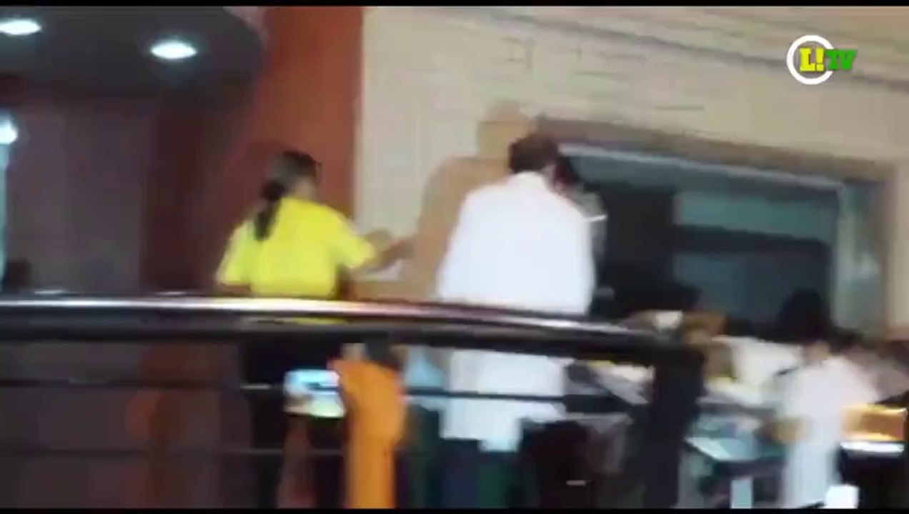 Neymar chega a hospital de maca com gritos de fãs