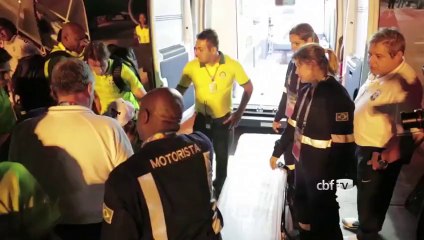 Neymar recebe apoio dos jogadores na volta a Teresópolis