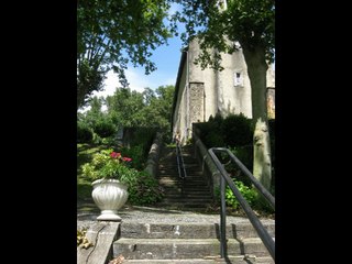 Enzo le guide improbable de l'Eglise abbatiale de Larreule