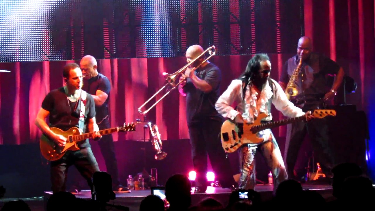 EARTH WIND & FIRE - FANTASY (Montreal 2014)