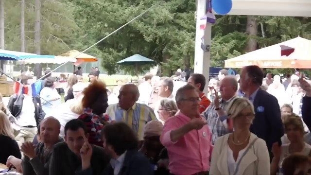 Fête de la Violette 2014 - appels de la foule pour le retour de Nicolas Sarkozy (00045.MTS)